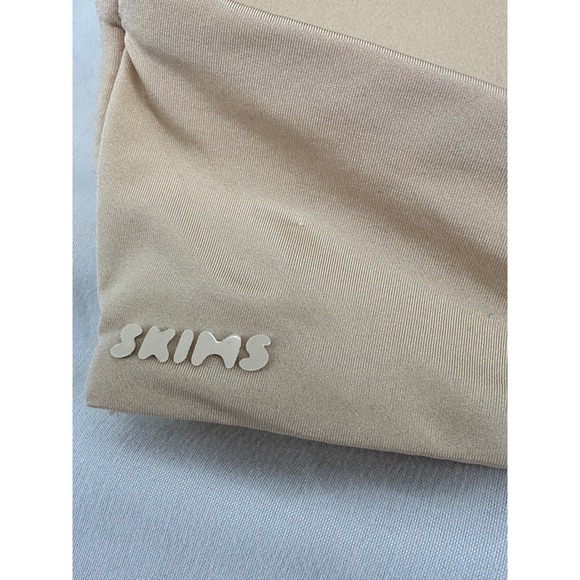 SKIMS Nude Seamless Wireless Bra 36A | Adjustable Straps - Picture 2 of 4